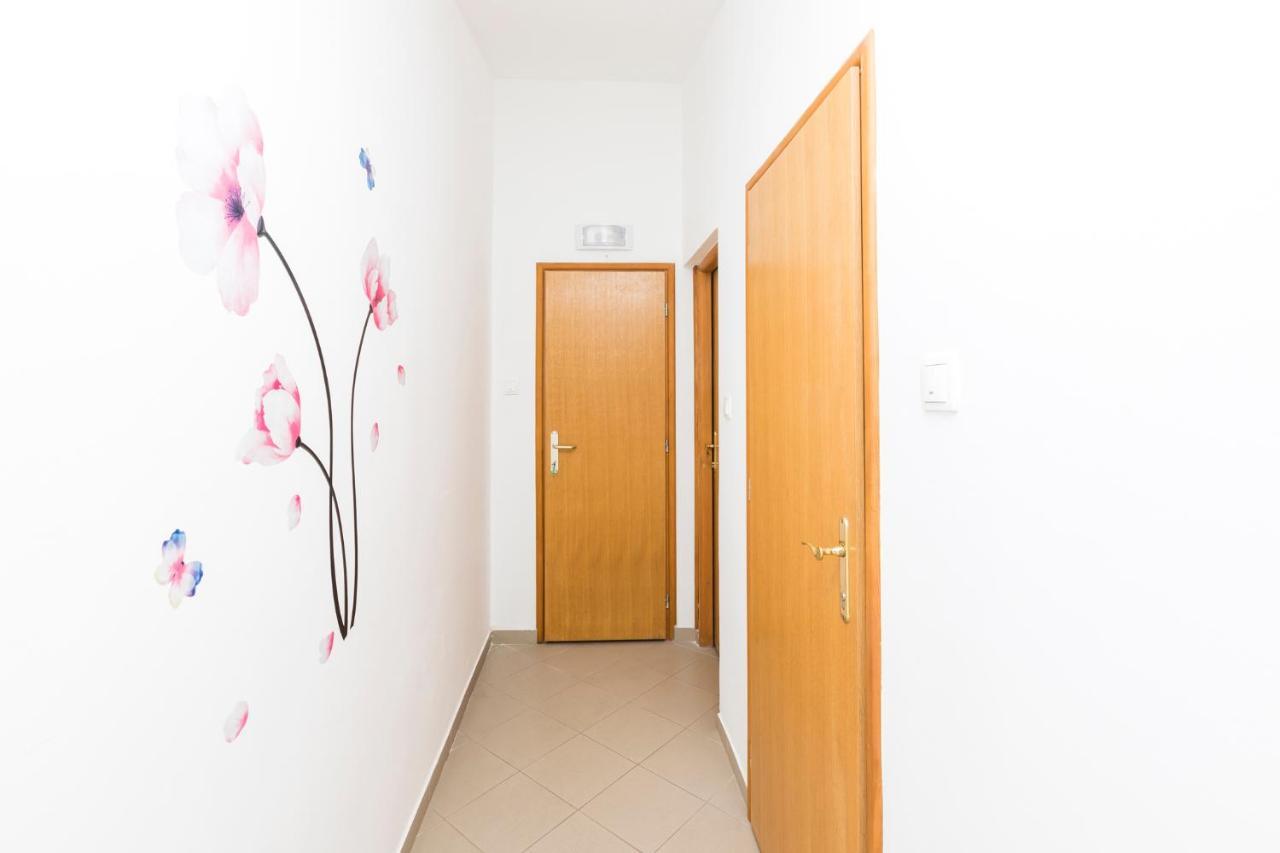 Apartmani I Soba Roberto I Mirjana Valun Exterior photo